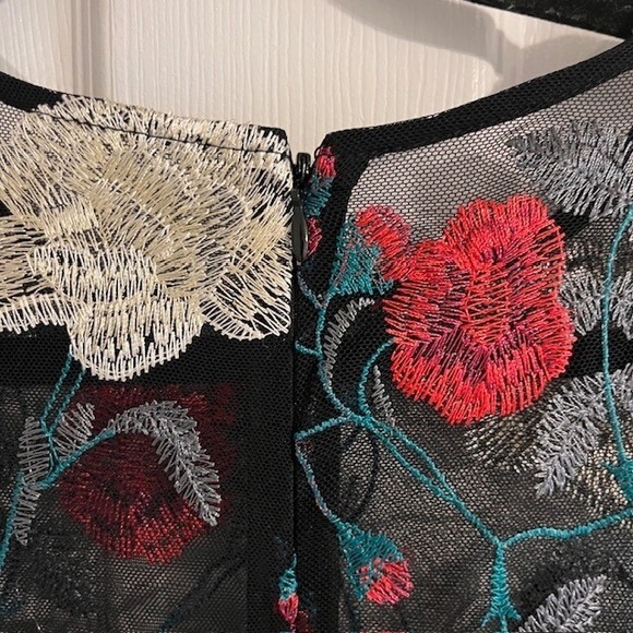 Vince Camuto Size 4 Floral Embroidered Dress Sleeveless‎ Cocktail Dress Sheath - Picture 6 of 8